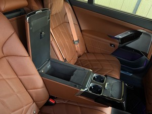 Listo para Enviar: BMW i7 eDrive50 2025 con Paquete Ejecutivo, Composición Individual BMW + Conductor, 3 Años de Garantía, Título Limpio - Product Image 5
