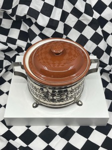 Casserole en métal argenté de designer avec corps à découpes décoratives et couvercle en céramique marron pour les rassemblements, le service et les cadeaux - Product Image 2