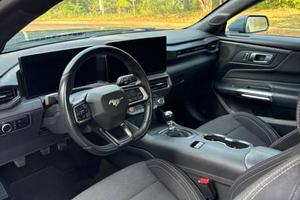 Ford Mustang GT Coupé 2024, boîte manuelle 6 vitesses, moteur Coyote V8 de 480 ch, bleu métallisé Vapor - Product Image 2