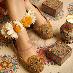 Nouveauté en stock : Khussa pour femmes, haute qualité, antidérapant, semelle extérieure en cuir personnalisable, design tendance pour la vente en ligne - Product Image 2
