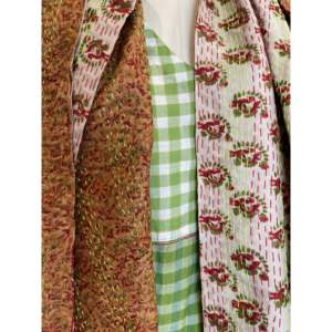 ผ้าพันคอไหมคันธาแบบยาว สีเขียวมะนาว ลายดอกไม้ในสวน วิธีการพิมพ์ลายด้วยมือ - Product Image 1