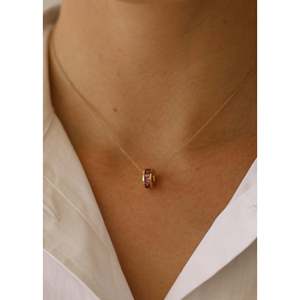 Colgante artesanal de oro rosa con amuleto de piedra de nacimiento tipo baguette, Alexandrita (Rhodolita) y Cuarzo Rubí Natural AAA de 1ctw, con baño de rodio - Product Image 4