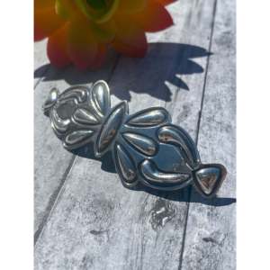 Barrettes à cheveux élégantes de style vintage pour filles, en alliage d'argent sterling, pour fêtes et Noël, personnalisables, par Alex Sanchez - Product Image 3
