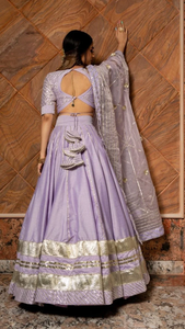 IBADAT LEHENGA DE SEDA DE ALGODÓN LAVANDA CON LAPPA WORK Y ORGANZA JAAL WORK DUPATTA SET para ropa de fiesta de boda - Product Image 4