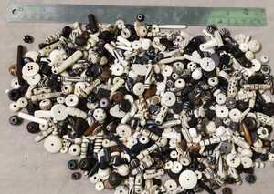 Cuentas de hueso mezcladas talladas a mano hechas a medida en formas y tamaños variados con colores teñidos para diseñadores de joyas - Product Image 5