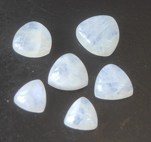 พลอยมูนสโตนธรรมชาติทรงไตรลิออนขนาด 4 มม.-30 มม. แบบหลังแบน สำหรับทำเครื่องประดับ ขายส่ง - Product Image 2