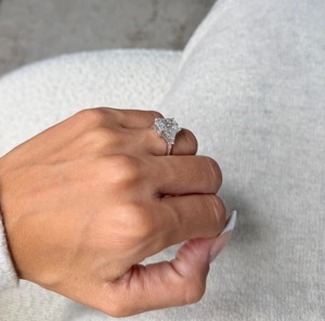 Anillo de Compromiso de Diamante Cultivado en Laboratorio con Corte Esmeralda de Lujo de 6.00 Quilates, Tres Piedras, Piedras Laterales Trillón, Certificado IGI, Oro Blanco de 18K - Product Image 2