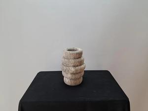 Jarrón de Anillo de Piedra de Travertino Hecho a Mano, Diseño Escultural Moderno, Textura Natural, Pieza Decorativa Duradera para una Decoración del Hogar Elegante - Product Image 4