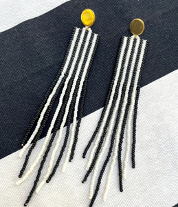 Pendientes de moda con cuentas de semillas a rayas en blanco y negro / Pendientes largos con borlas / Pendientes llamativos contemporáneos con borlas - Product Image 3