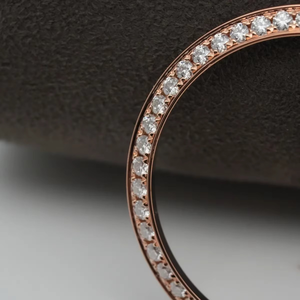 Montre Luxira Jewels Premium 40 mm en acier inoxydable or rose, lunette sertie de pierres baguette transparentes, fabrication artisanale, élégante montre-bracelet - Product Image 4