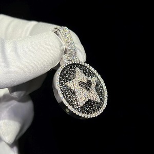 Collar de Plata de Ley 925 Personalizado con Moissanita Estilo Hip Hop, Certificado IGI, Cadena con Colgante de Eslabones Cubanos 'The World Is Yours' - Product Image 2