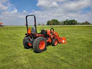 Tracteur à roues d'occasion Kubota LX2620HSD pour les fermes avec des composants essentiels comme le moteur, la pompe à engrenages et la boîte de vitesses - Product Image 5