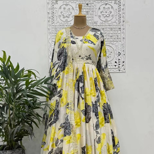 Presentando la secuencia de bordado pesado de seda Chinon con vestido de trabajo de impresión digital con manga completa y borde de encaje de cuatro lados Dupatta - Product Image 1