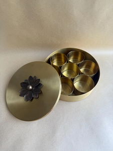 Boîte Masala en laiton à plusieurs compartiments conçue pour stocker les épices de manière hygiénique et pratique au quotidien - Product Image 6
