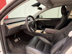 SUV Eléctrico Usado de Tamaño Mediano, Sin Accidentes, con Exterior Repintado - Product Image 2