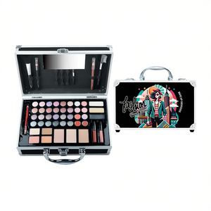 Beauty Case per Ragazze alla Moda - Set Elegante e Stiloso per la Bellezza in Movimento - Product Image 2