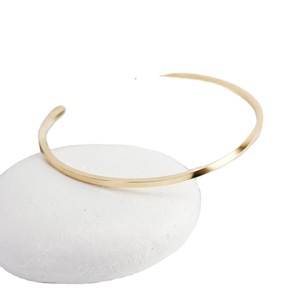 Bracelet carré en or simple, magnifiquement fait à la main - Product Image 1