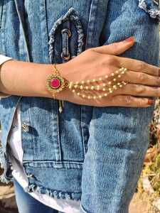 Conjunto de Pulsera y Anillo con Cadena de Perlas Kundan, Joyería Ajustable para Mano, Recuerdo para Damas de Honor, Regalo para el Día de San Valentín, Haldi, Mehndi, Sangeet, Mayoon - Product Image 2