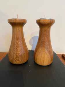 เชิงเทียนทรงแจกันทำจากไม้ที่ทำจากไม้ธรรมชาติเนื้อแข็งมาพร้อมรูปทรงโค้งเรียบที่ได้รับแรงบันดาลใจจากแจกันคลาสสิก - Product Image 3