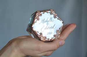 Boîte à bijoux en verre de forme hexagonale personnalisée avec cadre en métal fini parfait pour stocker des bagues, des colliers et des accessoires fins - Product Image 2