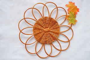 Venta al por mayor decoración de pared de flores de ratán decoración colgante de pared de margaritas de ratán hecho a mano de Vietnam - Product Image 2