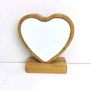 Miroir de maquillage de bureau cosmétique portable fait à la main en forme de coeur Design élégant en bois pour les mariages - Product Image 4