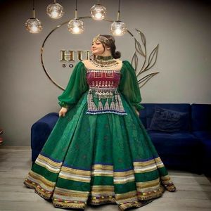 Vestidos afganos tradicionales de mujer de color negro con bordado dorado de proveedor al por mayor - Product Image 4