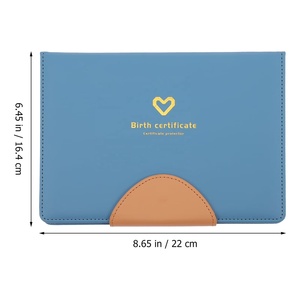 Protecteur de certificat avec logo doré et patch décoratif couleur tan - Product Image 2