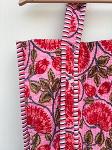 Sac fourre-tout en coton matelassé bohème à fleurs rouges avec fermeture à glissière sac cadeau de voyage d'été pour femmes grande taille - Product Image 6