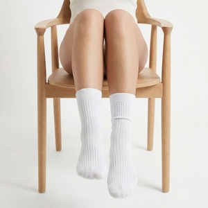 Chaussettes côtelées blanches unies pour femmes, respirantes, en coton tricoté, compression de classe 1, sans couture, pour le sport et le quotidien - Product Image 3