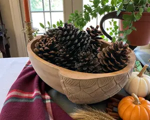 Cuenco decorativo de madera con textura de hojas talladas que añade calidez, carácter orgánico y encanto artesanal a la decoración de interiores del hogar. - Product Image 4