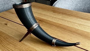 Juego de regalo de cuerno para beber vikingo personalizado con símbolos de mitología nórdica y Funda de cuero cosida a mano para festivales al aire libre - Product Image 5