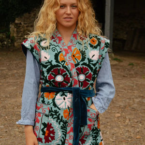 Abrigo de mujer bordado Suzani tradicional hecho a mano, chaqueta de lona con patrón Floral, botón de relleno de algodón, cierre para invierno - Product Image 1