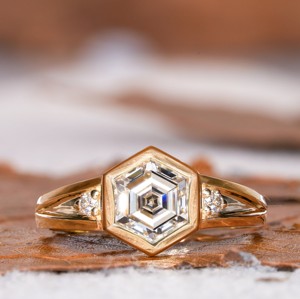 Anillo Solitario con Diamante de Laboratorio de 1.00ct con Corte Hexagonal Escalonado y Engaste de Bisel, con Piedras Laterales, en Oro Amarillo, para Boda o Fiesta - Product Image 1