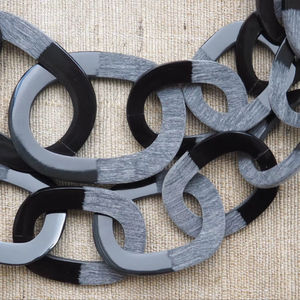 Collar de Lujo Hecho a Mano con Cuerno de Búfalo, Joyería Natural y Sostenible para Mujer, Alta Calidad - Product Image 1