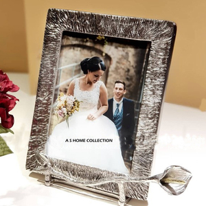 Cadre photo en métal et verre durable avec un design contemporain unique, élégant pour la décoration du salon - Product Image 1