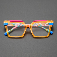 Lunettes en acétate multi-tons à monture carrée avec barre supérieure contrastante et embouts de branches au design unique