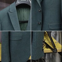 Jas Pria Hijau Hutan Motif Garis Kapur Single Breasted Dua Kancing Kerah Peak Lapel Saku Lipat Jas Bisnis Pria Custom MTM