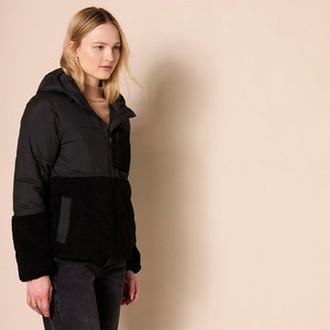 Abrigos acolchados de mujer con logotipo personalizado OEM de color negro Chaquetas acolchadas de burbujas Chaqueta cálida de Invierno para mujer - Product Image 2