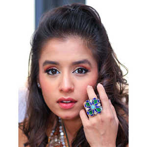 Bague tribale en argent plaqué or rose multicolore Aishwarya Majmudar avec incrustation de cristaux de strass et sertissage à griffes - Product Image 1