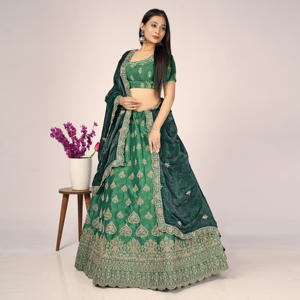 Lehenga Choli brodé de luxe avec des détails de motifs élégants sur toute la surface, un travail de bordure riche et un dupatta doux et fluide - Product Image 5