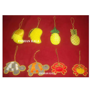 Design unique et antique, formes et couleurs multiples de broderie en zari avec des ornements suspendus en perles pour Noël - Product Image 1