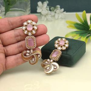 Boucles d'oreilles Kundan légères avec perles détaillant des bijoux ethniques élégants pour une fête quotidienne et une tenue de mariée indienne - Product Image 5