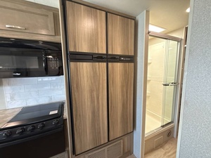 Autocaravana Usada Entegra Coach Vision 31V 2019, Ajustable, Tipo Camping Cruiser, con Techo Elevable, Una Habitación, Euro 6, para 4-6 Personas - Product Image 6