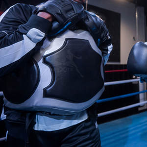 Protector de Pecho para Boxeo con Correa Ancha y Ajuste Seguro, Protección Completa para el Pecho con Acolchado Interior Suave - Product Image 2