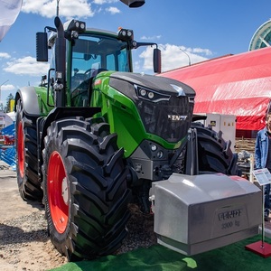Tracteur Fendt vert avec roues rouges, grande machine agricole présentée en intérieur - Product Image 2