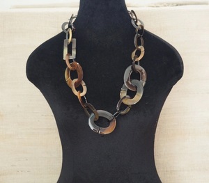 Collar de Lujo Hecho a Mano con Cuerno de Búfalo, Joyería Natural y Sostenible para Mujer, Alta Calidad - Product Image 6