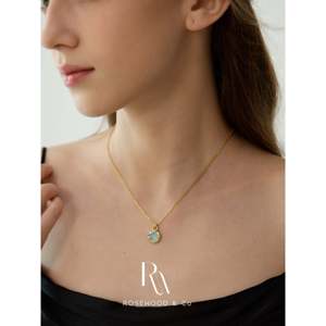 สร้อยคอจี้อะความารีนเคลือบทอง 18K พร้อมโซ่โทแพซสีฟ้า Tranquility ไม่หมองคล้ำ พลอยสีน้ำเงินรูปทรงเรขาคณิต - Product Image 3