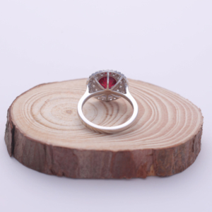 Anillo de compromiso de oro blanco, rosa y amarillo de 18 quilates con doble halo de piedras preciosas rojas cultivadas en laboratorio de 2.21 quilates y diamantes redondos para mujer - Product Image 4