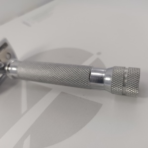 Rasoir de sécurité en chrome de qualité barbier pour un rasage précis et confortable - Product Image 4